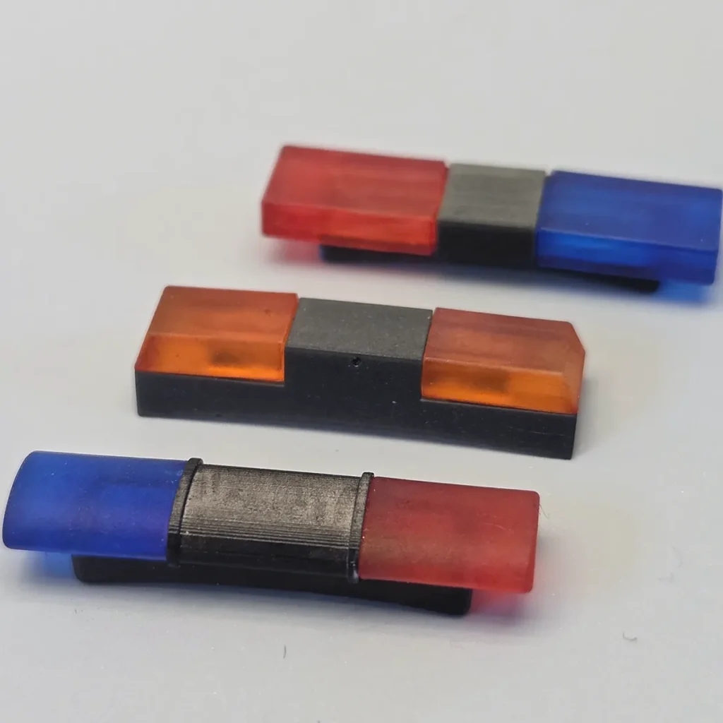 DR!FT Dachbalken in den Formen eckig, flach und oval mit roten, blauen und orangen Lichthauben