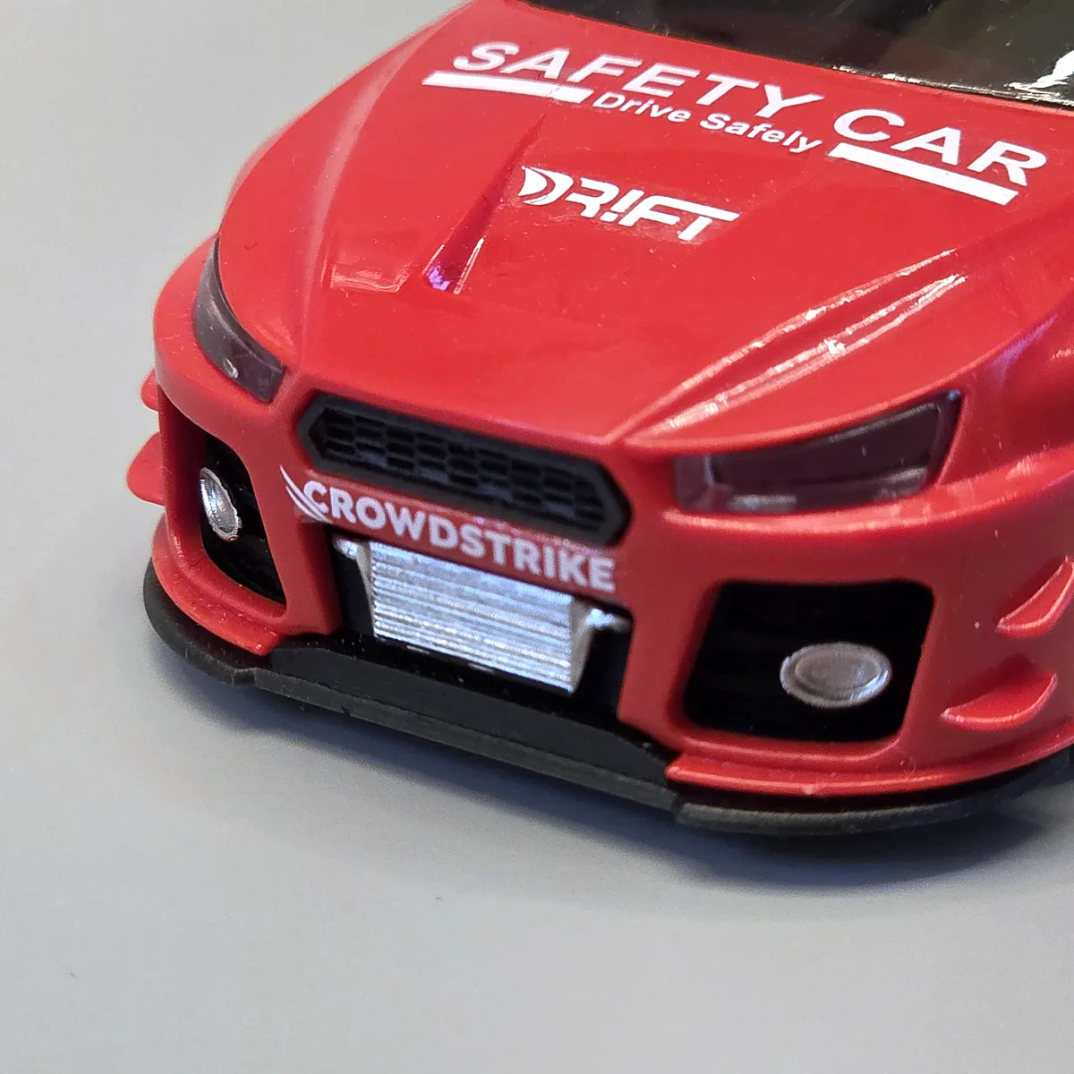Sturmkind DR!FT SafetyCar mit 3D-gedruckter Front und Kühlergrill