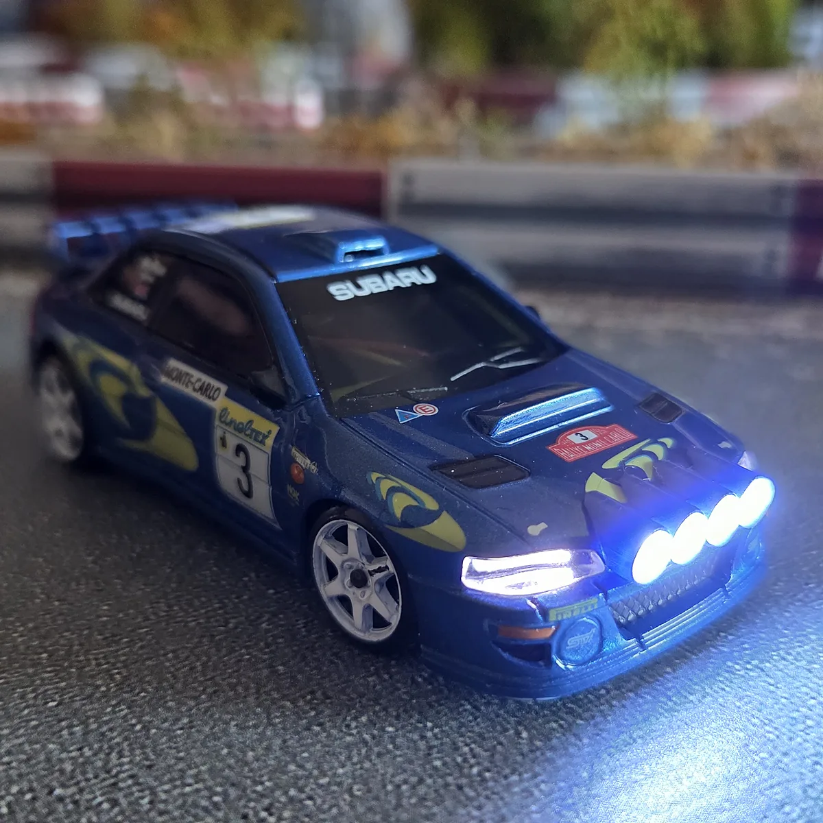 Sturmkind DR!FT Subaru mit vier weißen Zusatzscheinwerfern