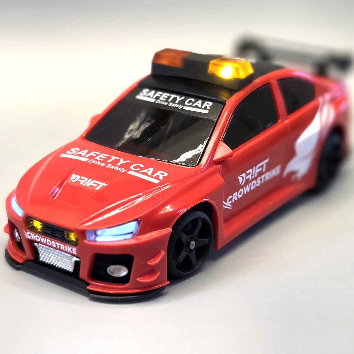 Sturmkind DR!FT SafetyCar mit gelbem Dach- und Frontlicht