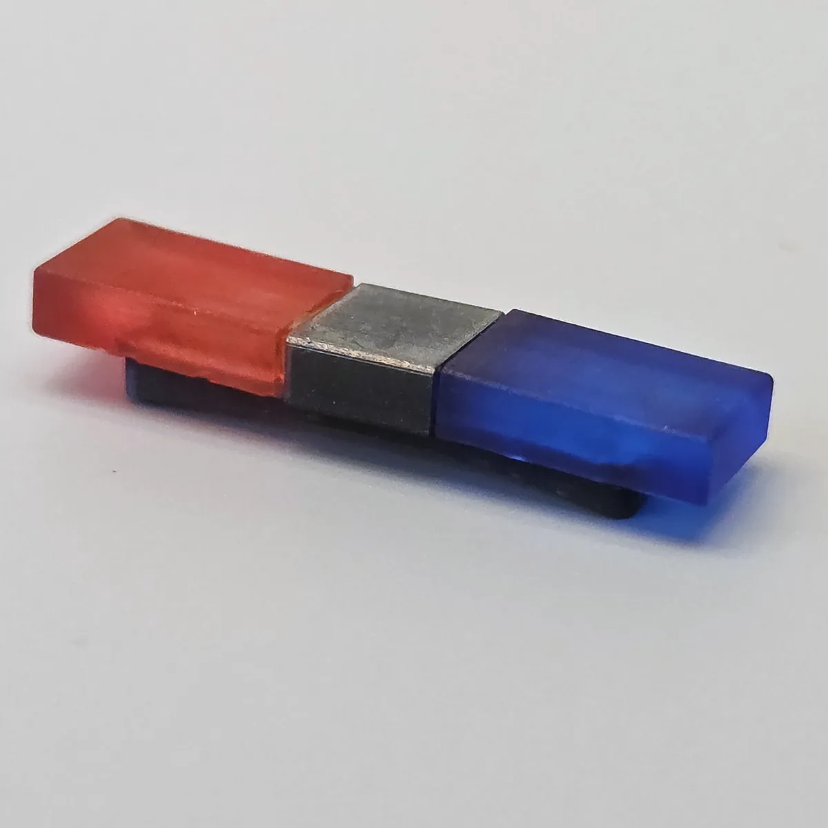 HYBRID Dachbalken flach mit roter und blauer Lichthaube