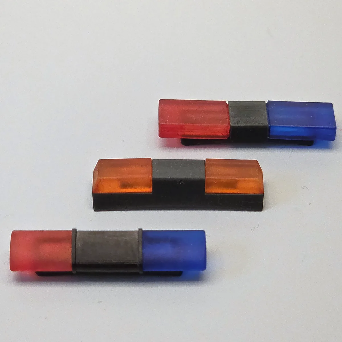 HYBRID Dachbalken in den Formen flach, eckig und oval mit roten, blauen und orangen Lichthauben