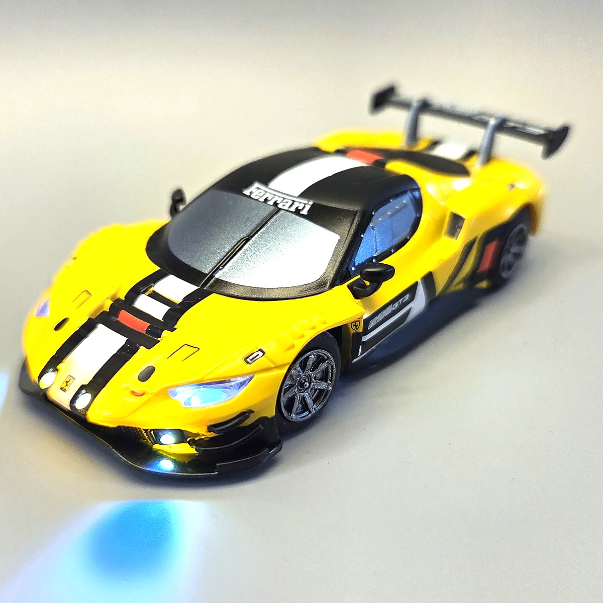 Carrera HYBRID Ferrari mit weißen Frontlights