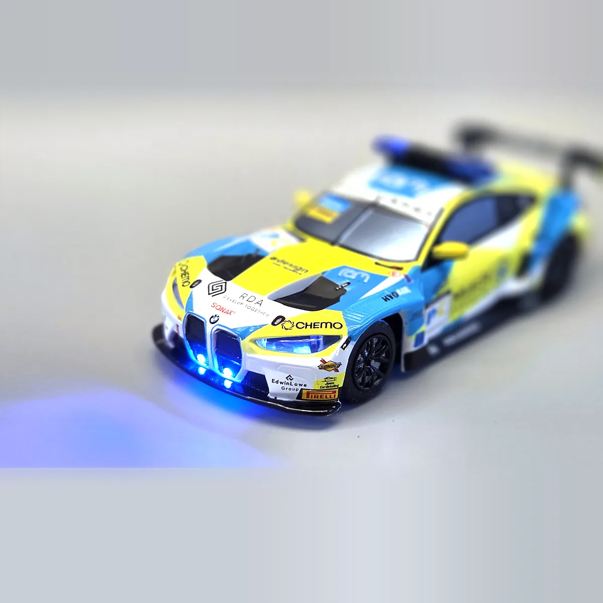 Carrera HYBRID BMW M4 mit blauem Dach- und Frontlicht