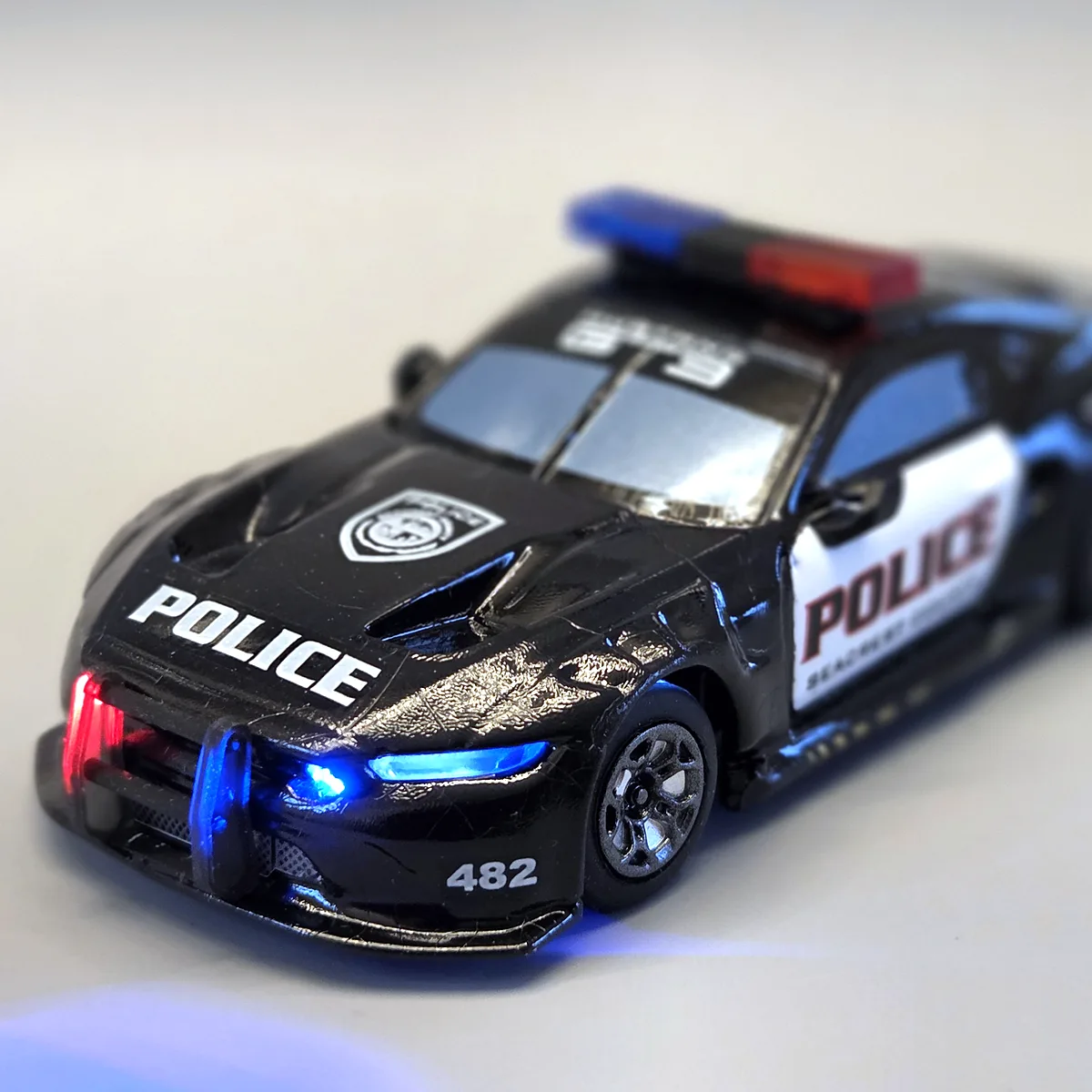 Carrera HYBRID Ford Mustang Police mit rot/blauem Dach- und Frontlicht