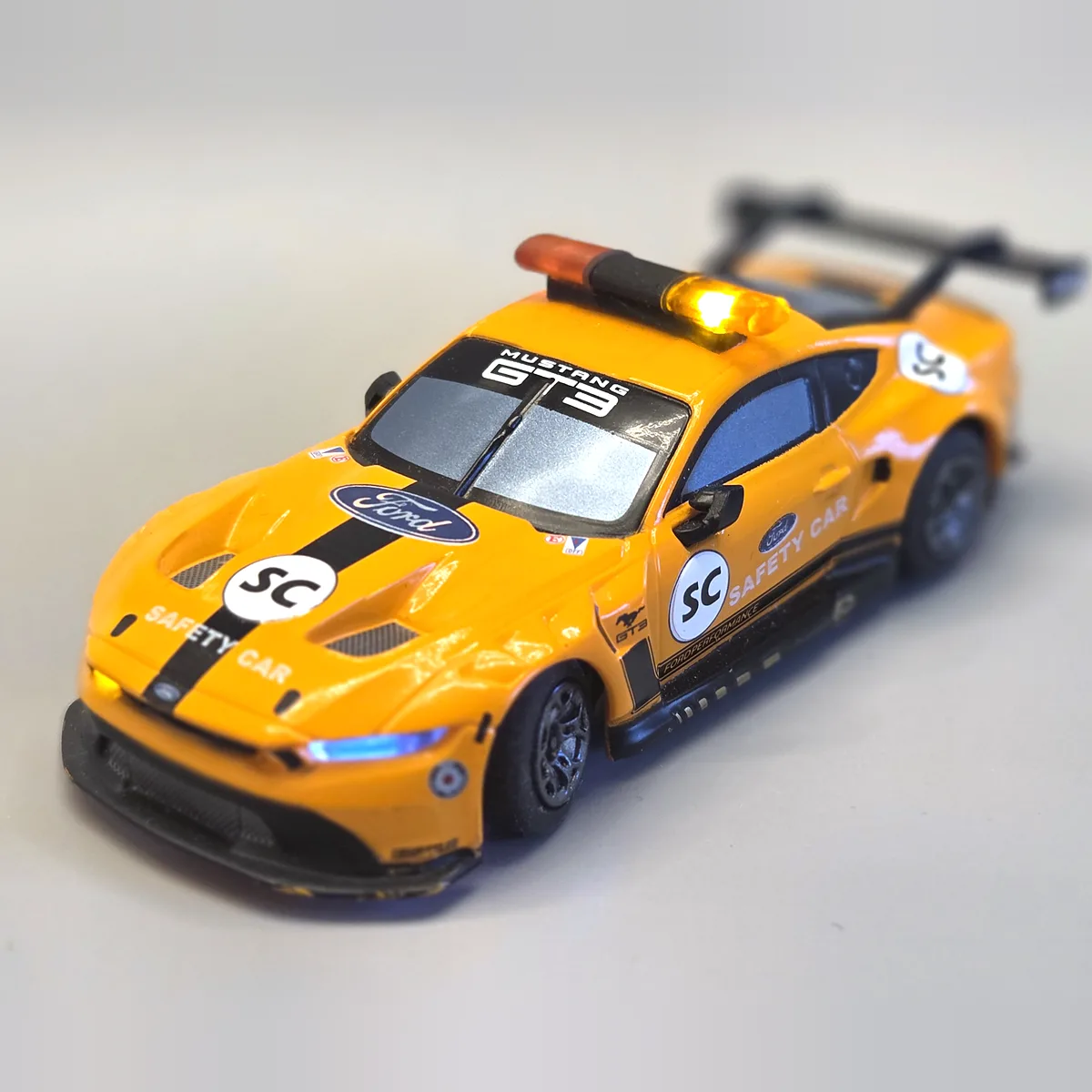 Carrera HYBRID Ford Mustang SafetyCar mit orangem Dachbalken und leuchtenden LEDs in Dach und Front