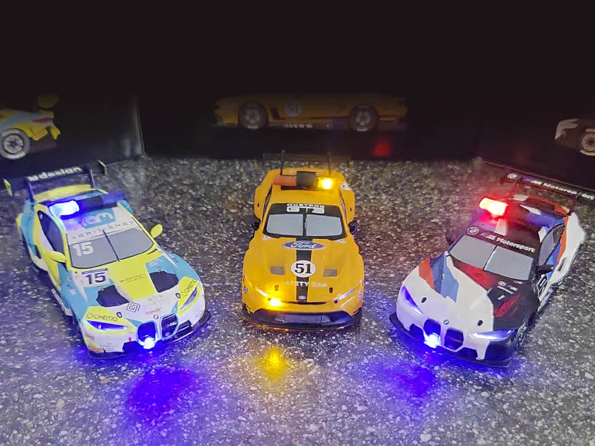 Carrera HYBRID Fahrzeuge mit L!GHTS: PoliceCar blau, SafetyCar und PoliceCar rot/blau