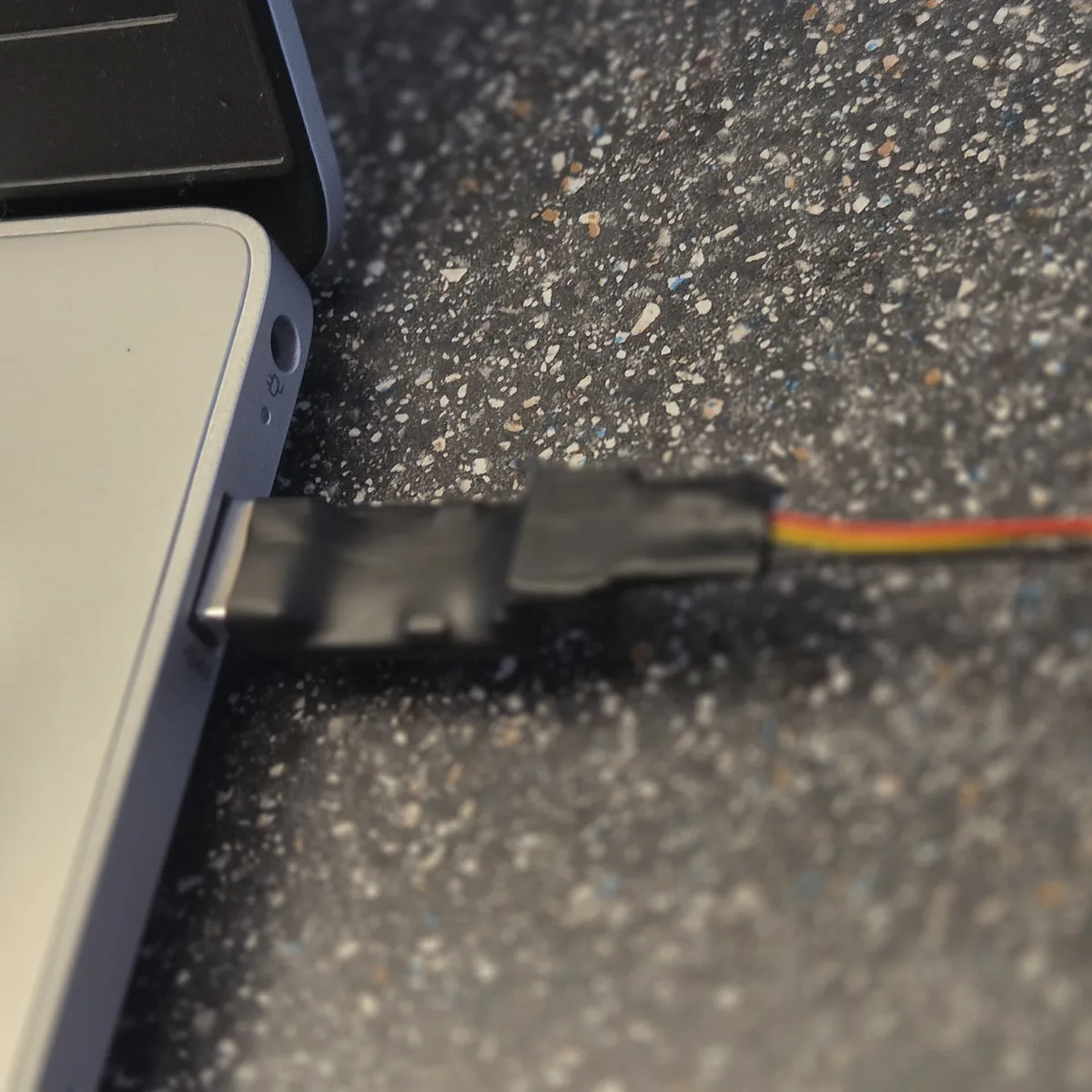 Update-Adapter in den USB-Anschluss eines Laptops gesteckt